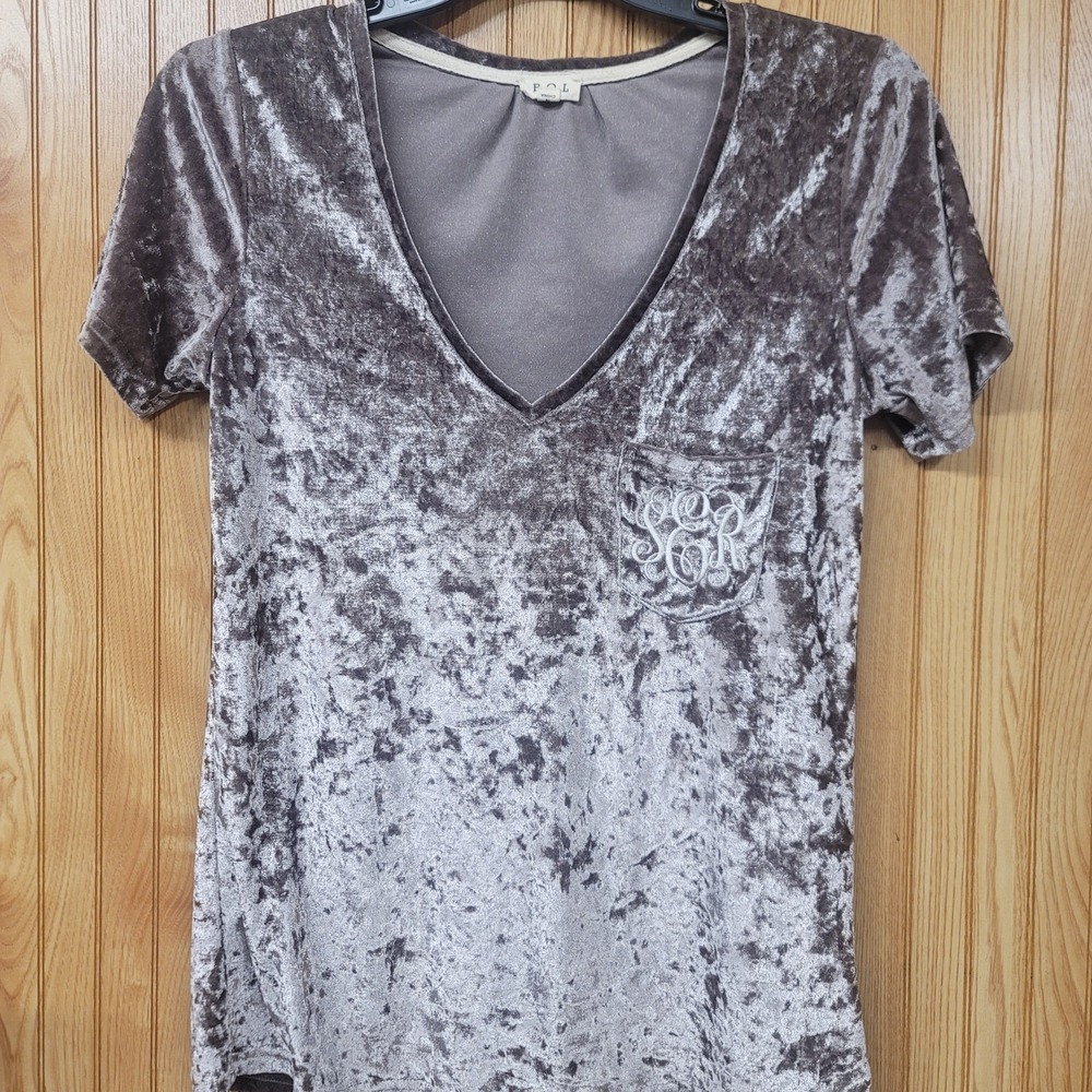 POL Womens Taupe Grey Crushed Velvet V-Neck Short Sleeve Monogram Pocket Top S